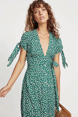 Vestido midi cruzado con mangas anudadas y efecto tembloroso