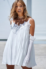 Vestido plisado con hombros descubiertos y bordado de encaje