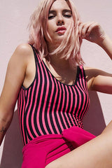 Traje de baño de rayas rosa para niña