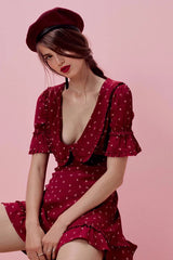 Minivestido con cuello marinero y corazón rojo