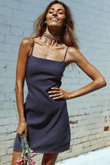 Vestido mini de tirantes finos con lazo en la espalda