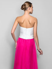 Vestido de noche con hombros descubiertos y abertura lateral