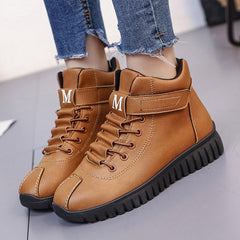 Botines planos lisos con punta redonda y entrecruzados para exteriores