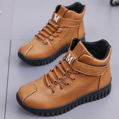 Botines planos lisos con punta redonda y entrecruzados para exteriores