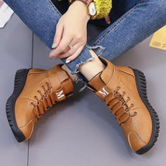 Botines planos lisos con punta redonda y entrecruzados para exteriores