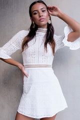 Minivestido de encaje con cuello alto