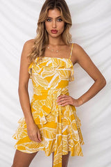 Vestido mini con volantes y estampado de hojas