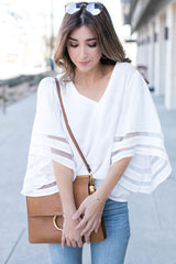 Sweetly Charmed Top mit V-Ausschnitt und Glockenärmeln