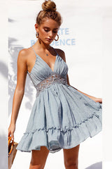 Minivestido de encaje con pétalos en la espalda