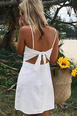 Vestido mini de tirantes finos con lazo en la espalda