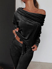 Trajes elegantes de mujer con hombros descubiertos y manga larga