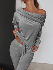 Trajes elegantes de mujer con hombros descubiertos y manga larga