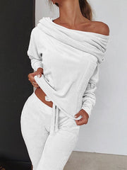 Trajes elegantes de mujer con hombros descubiertos y manga larga