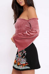 Traje de terciopelo morado y rosa