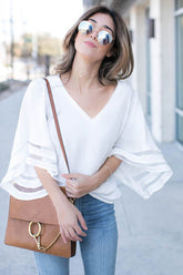 Sweetly Charmed Top mit V-Ausschnitt und Glockenärmeln