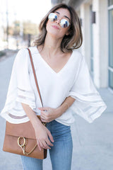 Sweetly Charmed Top mit V-Ausschnitt und Glockenärmeln