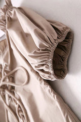 Vestido cruzado con volantes en el dobladillo