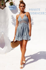 Minivestido de encaje con pétalos en la espalda