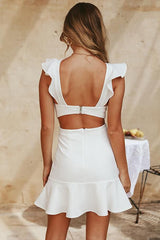 Minivestido con volantes en el dobladillo y abertura en la espalda