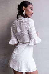 Minivestido de encaje con cuello alto