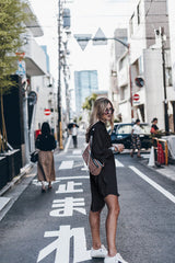 Echa un vistazo al minivestido camisero con botones