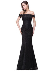 Hermoso vestido de noche con cola de pez y encaje con hombros descubiertos