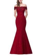 Hermoso vestido de noche con cola de pez y encaje con hombros descubiertos