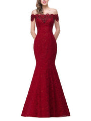 Hermoso vestido de noche con cola de pez y encaje con hombros descubiertos