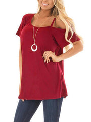 Ein schulterfreies Kurzarm-T-Shirt mit schrägen Schultergurten