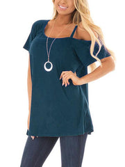 Ein schulterfreies Kurzarm-T-Shirt mit schrägen Schultergurten