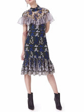 Hermoso vestido midi falbala con bordado de encaje y abertura en la costura
