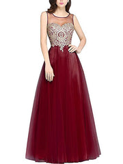 Hermoso vestido de noche sin espalda con apliques de gasa