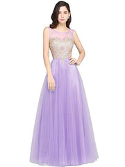 Hermoso vestido de noche sin espalda con apliques de gasa