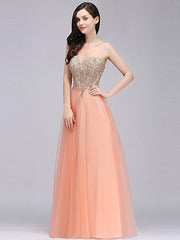 Hermoso vestido de noche sin espalda con apliques de gasa