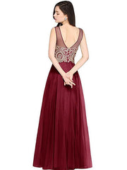 Hermoso vestido de noche sin espalda con apliques de gasa