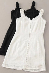 Minivestido de encaje con botones