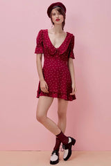 Minivestido con cuello marinero y corazón rojo