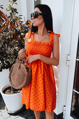 Date un capricho con este minivestido con lazo y estampado floral