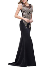 Hermoso vestido de noche con escote redondo y abertura en el suelo con hilo dorado