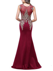 Hermoso vestido de noche con escote redondo y abertura en el suelo con hilo dorado