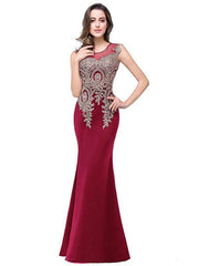 Hermoso vestido de noche con escote redondo y abertura en el suelo con hilo dorado