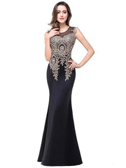 Hermoso vestido de noche con escote redondo y abertura en el suelo con hilo dorado