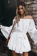 Vestido cruzado con lazo en la cintura y encaje con borlas