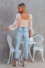 Top corto con bordado de encaje elegido para ti