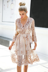 Vestido de media manga con escote en V y lentejuelas