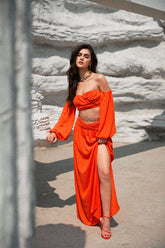 Falda larga con abertura y detalle de cadena gruesa