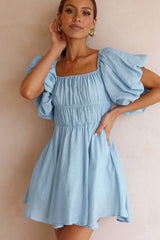 Impresionante minivestido acampanado con hombros descubiertos