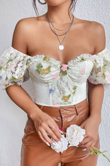 Top corto con mangas abullonadas y encaje floral vintage de Take Time