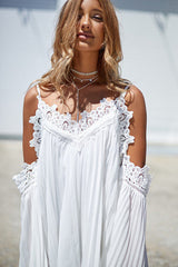 Vestido plisado con hombros descubiertos y bordado de encaje