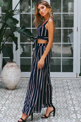 Haselnussbrauner Anzug mit Streifen und Schleife